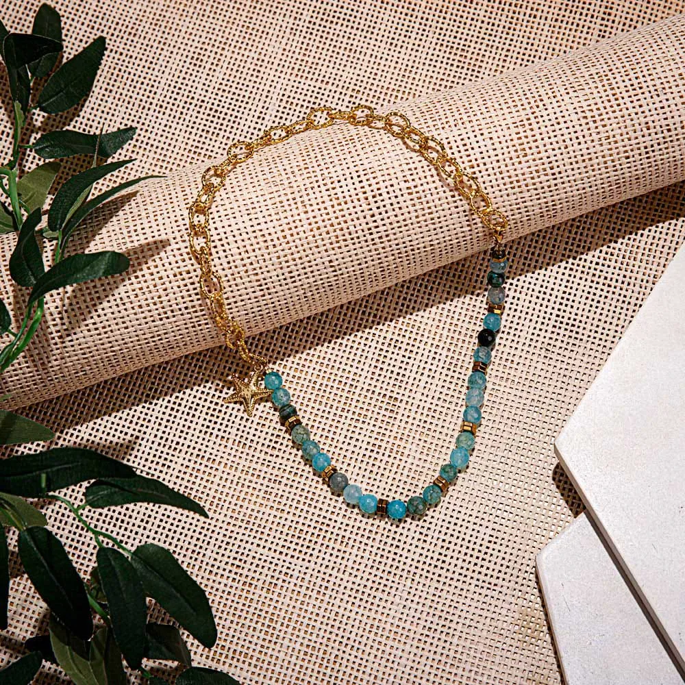 سلسلة ذهبية بالخرز الملون