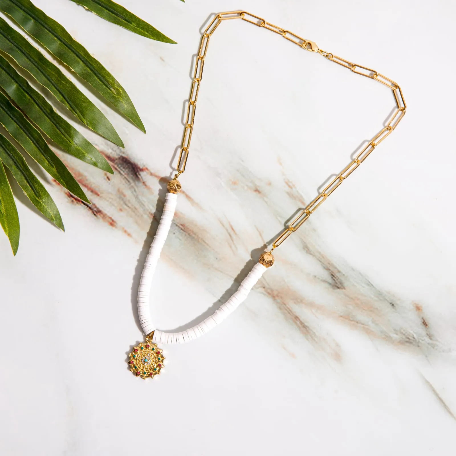 سلسلة ذهبية بالخرز والدلاية الذهبية