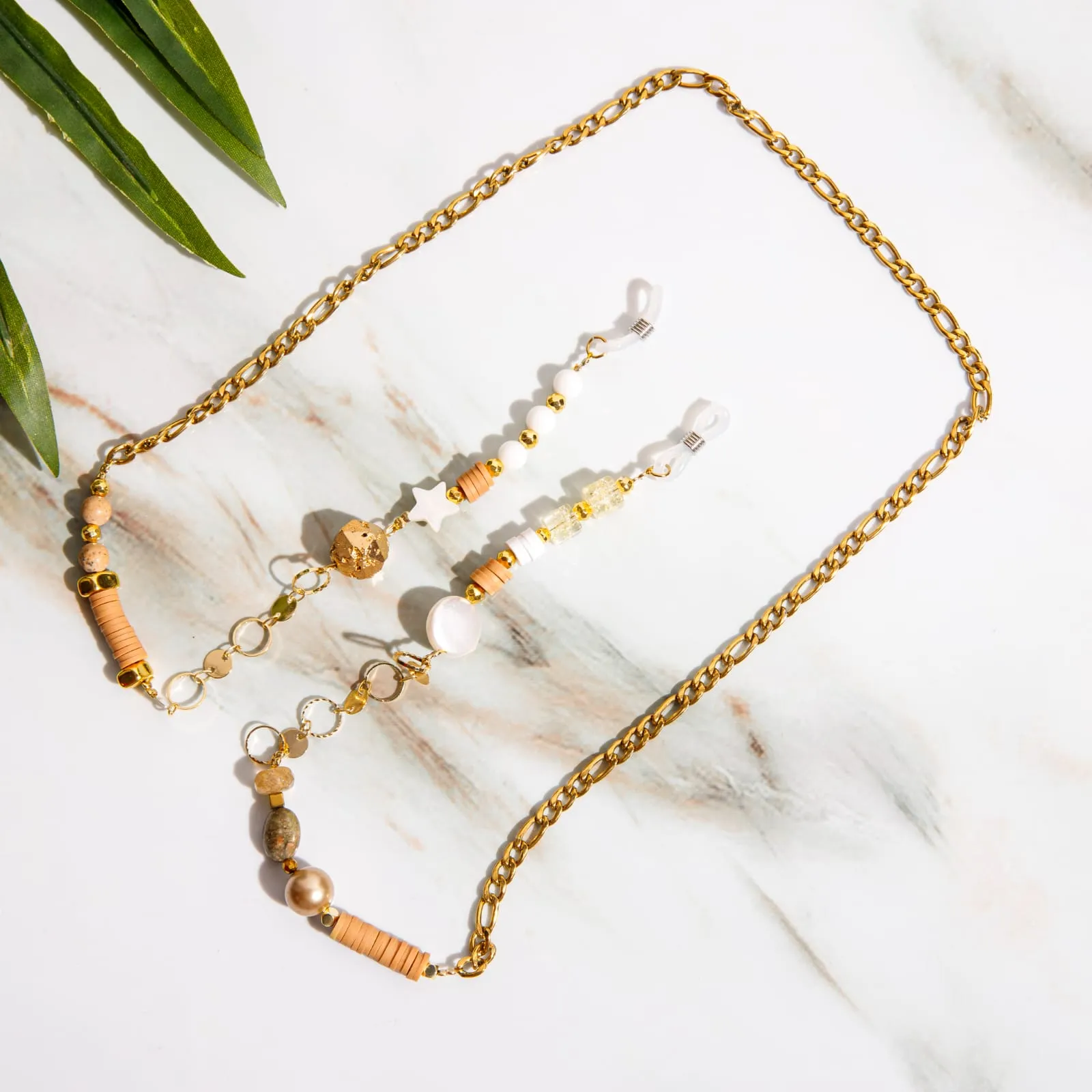 سلسلة ذهبية من الخرز البني