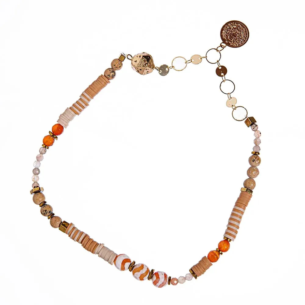 سلسلة ذهبية من الخرز الملون