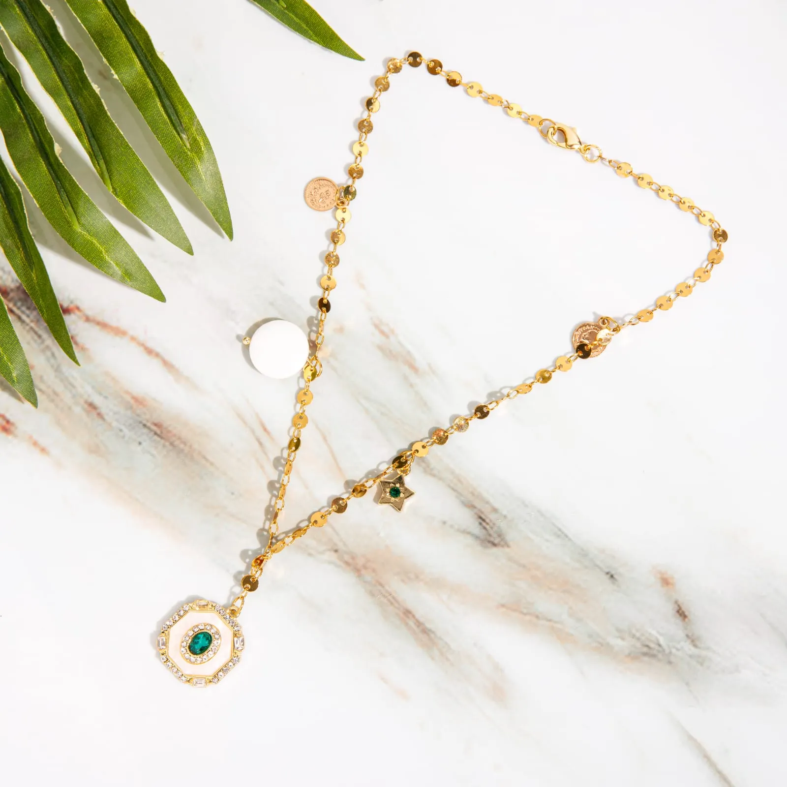 سلسلة ذهبية من الخرز والدلاية الملونه