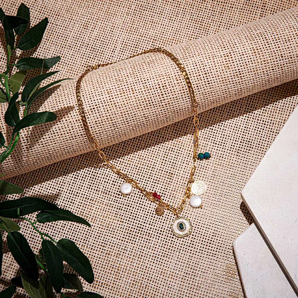 سلسلة ذهبيه مضادة للصدي بالخرز الابيض والازرق