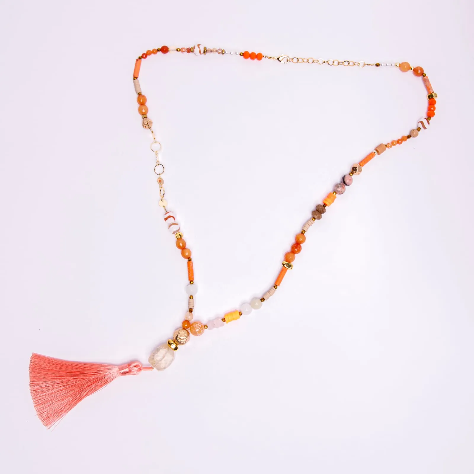 سلسلة من الخرز الملون